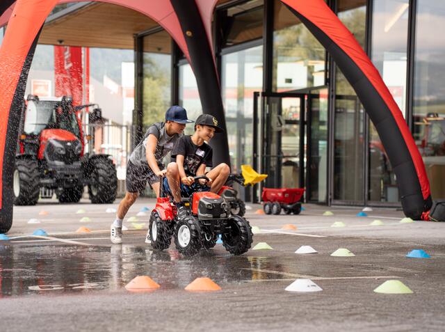 Viele der jungen Besucherinnen und Besucher der Techdays nutzten die Gelegenheit, um beim Mini-Supercup am Steuer von Trettraktoren anzutreten.  | Foto: Traktorenwerk Lindner