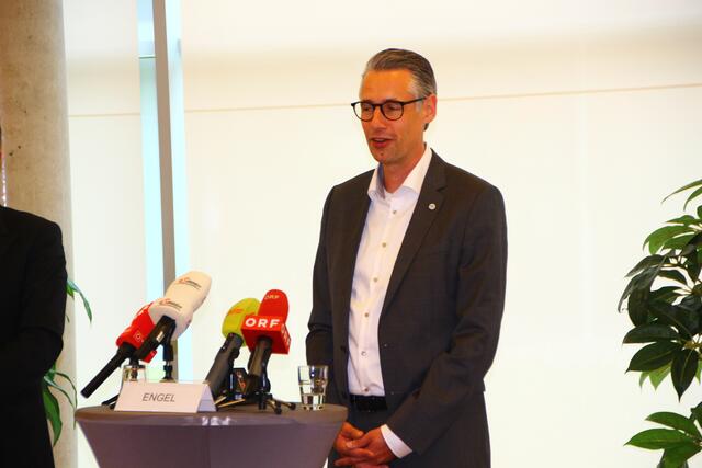 "Diese Plätze sind für uns sehr wichtig. Wir haben bereits seit Längerem versucht, die Plätze im Bereich der sozialen Arbeit und der Gesundheitswissenschaften nach oben zu schrauben", sagt Dominik Engel (Direktor/GF FH Salzburg) | Foto: Martin Schöndorfer, 2024