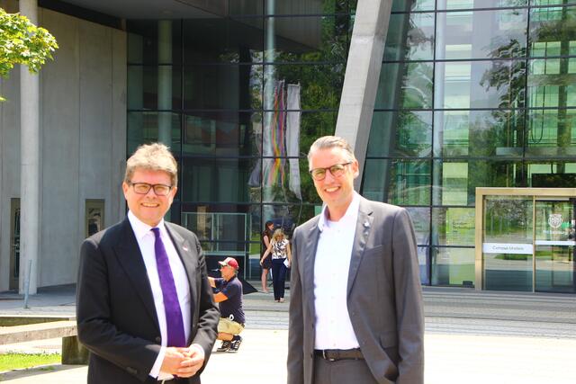 Vor der FH Salzburg: Im Bild (v.l.): Bildungsminister Martin Polaschek und der Direktor und Geschäftsführer der FH Salzburg Dominik Engel.  | Foto: Martin Schöndorfer, 2024