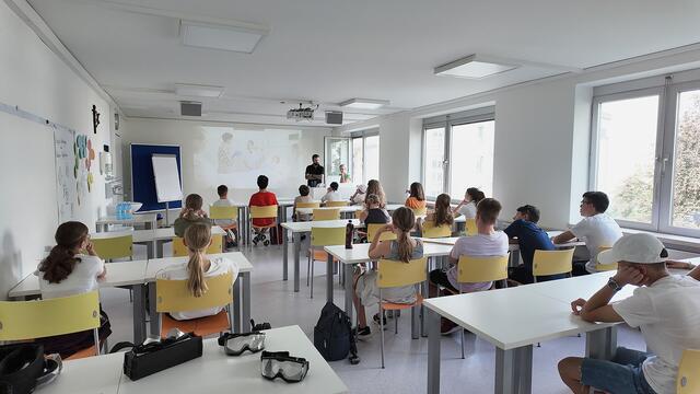 Die KinderUni zu Besuch im Klinikum und dessen Ausbildungszentrum: Hier konnten die jungen Teilnehmerinnen und Teilnehmer spielerisch viel über Wissenschaft und Medizin erfahren.
 | Foto: Klinikum Wels-Grieskirchen