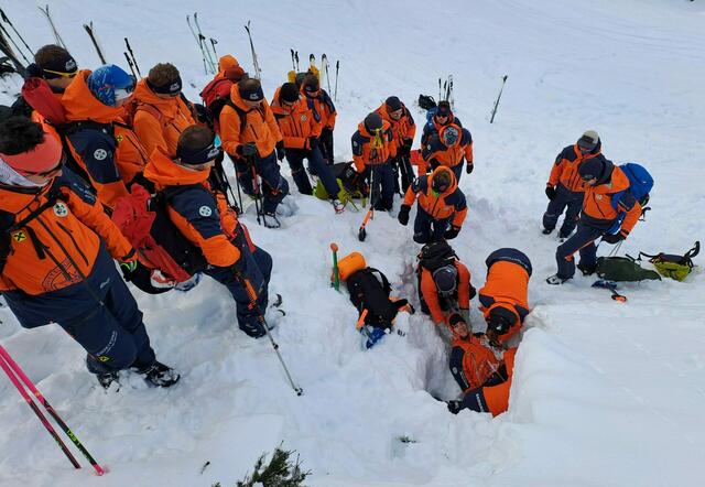 Ein Ziel der Eignungsüberprüfung Winter ist das schifahrerische Können im winterlichen Hochgebirge sowie die Such mit dem Lawinenverschütteten-Suchgerät. | Foto: Gerhard Pfluger, Ausbildungsreferent