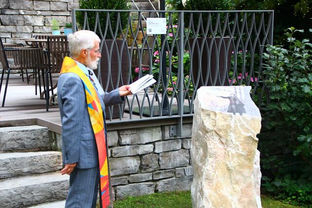 Die Segnung der Marmorstele wurde dem Pfarrer und Seelsorger Richard Schwarzenauer vorgenommen. | Foto: Martin Schöndorfer, 2024