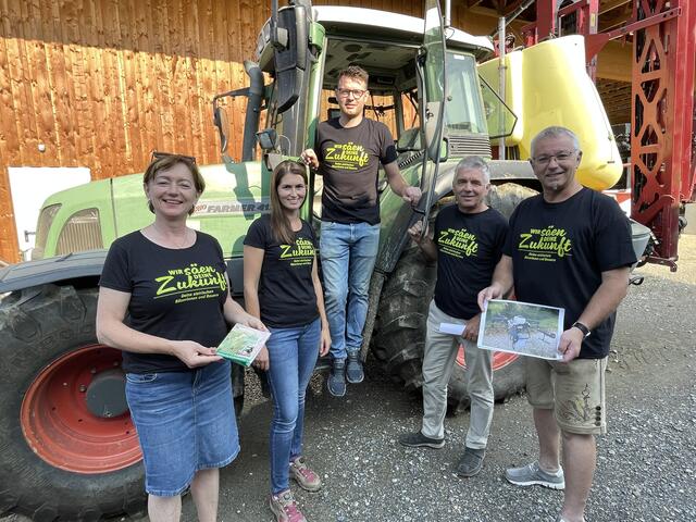 Markus und Verena Sundl (M.) zählen bei ihrem Traktor auf Spurführung und die Beratung durch Magdalena Siegl (l.), Franz Uller (2.v.r.) und Johann Kaufmann (r.) | Foto: MeinBezirk