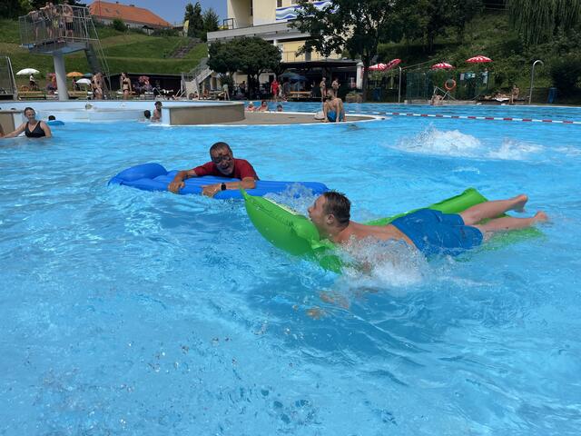 Mit Spendenboxen und einer Bildversteigerung wurde anlässlich des Luftmatratzen-Rennens im Freibad für die Kinder der Brückenschule Geld gesammelt. | Foto: Brückenschule St. Valentin