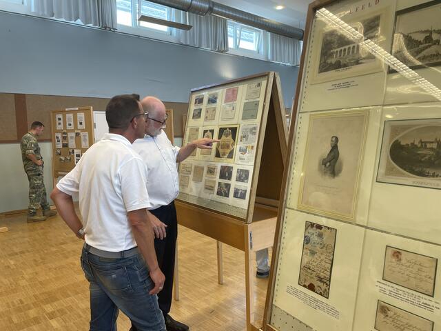 Präsident Alois Reiter führte Interessierte durch die Ausstellung. 
