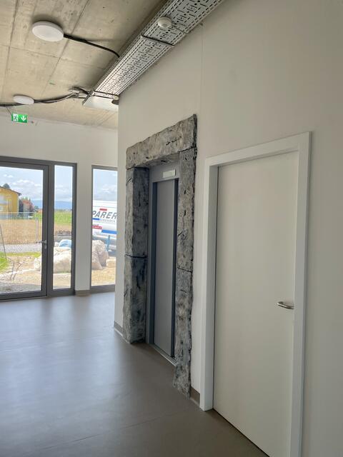 Details, wie der Umrahmung beim Lifteingang, hat der Polier gestaltet. | Foto: MeinBezirk