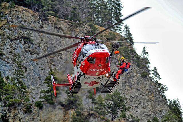 Suche mit RK2 und Drohne: Die freiwillige Feuerwehr Stockach und Bach, Exekutive und die Bergrettung haben um 22:30 die Suche einstellen müssen und beginnen um 7 Uhr mit der neuerlichen Suche nach dem Mann. (Symbolfoto) | Foto: ZOOM.Tirol