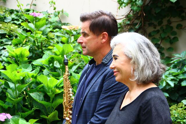 Der Saxophonist Edgar Unterkirchner und Brigitte Karner bei der Einweihung der Stele für ihren verstorbenen Ehemann Peter Simonischek. | Foto: Martin Schöndorfer, 2024