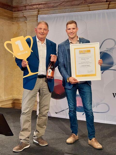 Herbert und Stefan Lassl freuen sich über die Auszeichnungen beim härtesten Weinwettbewerb Österreichs. | Foto: Weingut Lassl