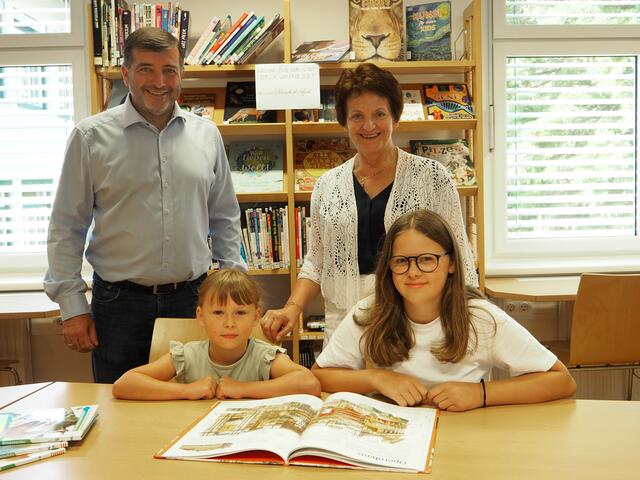 Die beiden Leseratten Frieda uns Rosa Widhalm in der Schulbibliothek Gföh mit Landtagsabgeordnetem Josef Edlinger und Bürgermeisterin Ludmilla Etzenberger.