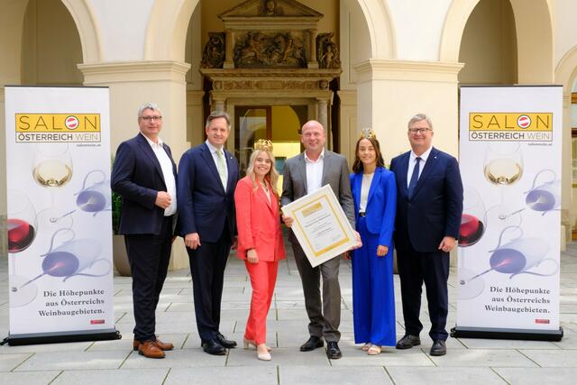 SALON Sieger 2024 Bezirk Bruck an der Leitha mit Gratulanten (v.l.n.r.): Reinhard Zöchmann (Niederösterreichischer Weinbaupräsident), Johannes Schmuckenschlager (Präsident Österreichischer Weinbauverband), Sophie I (Österreichische Weinkönigin), Weingut Lukas Markowitsch, Laura Hummel (Niederösterreichische Weinkönigin), Chris Yorke (Geschäftsführung ÖWM) | Foto: ÖWM / Hans Leitner