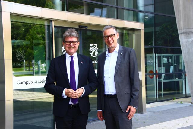Die FH Salzburg erhält 55 weitere Studienplätze vom Bund. Im Bild (v.l.): Bildungsminister Martin Polaschek und der Direktor und Geschäftsführer der FH Salzburg Dominik Engel.  | Foto: Martin Schöndorfer, 2024