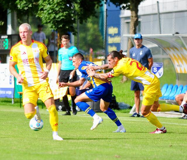 Union Berlin hat einen Kapitän aus Österreich – und hier packte Christopher Trimmel entschlossen zu. | Foto: Hassl