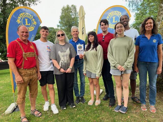 v. l.: Harald Dobersberger (Lions Jugendaustausch), Ulyses Ferrández Sánchez (Spanien), Mia Malla (Estland), Stefan Hofer (Lions Präsident Rohrbach-Böhmerwald), Sara Žikic’ (Serbien), Ioan Rares-Andrei (Rumänien), Ece Cakin (Türkei), Amha Fekade (USA) und Andrea Dobersberger (Lions Jugendaustausch) | Foto: Lions