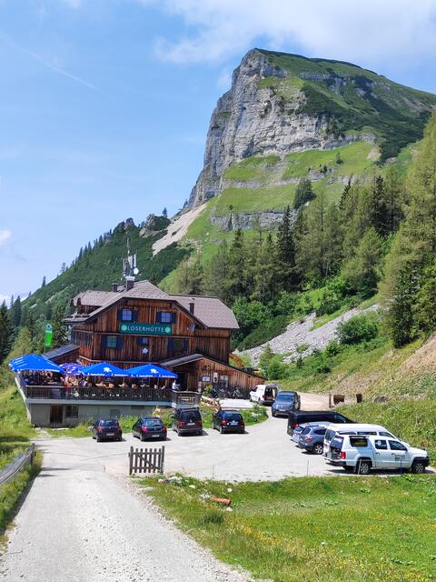 die Loserhütte ist eine der ältesten Schutzhütten in diesem Gebiet und etwas unterhalb des großen Parkplatzes... | Foto: I.Wozonig