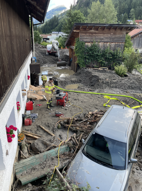 Die Aufräumarbeiten wurden sofort gestartet. | Foto: FF Gries