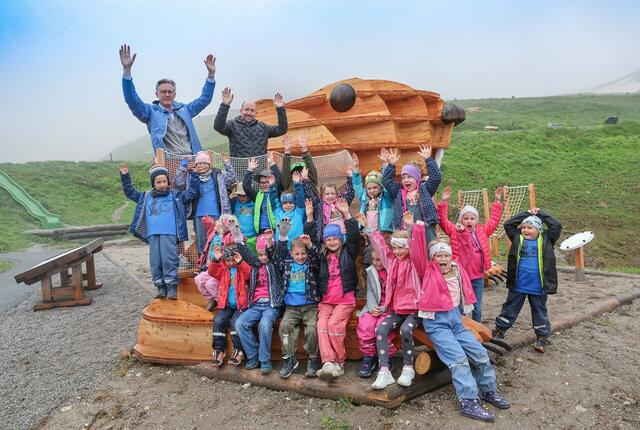 Johannes Hörl (Vorstand Großglockner Hochalpenstraßen AG) und LAbg. Hannes Schernthaner (Bürgermeister Fusch an der Großglocknerstraße) mit den Kindern des Kindergarten Fusch. | Foto: grossglockner.at
