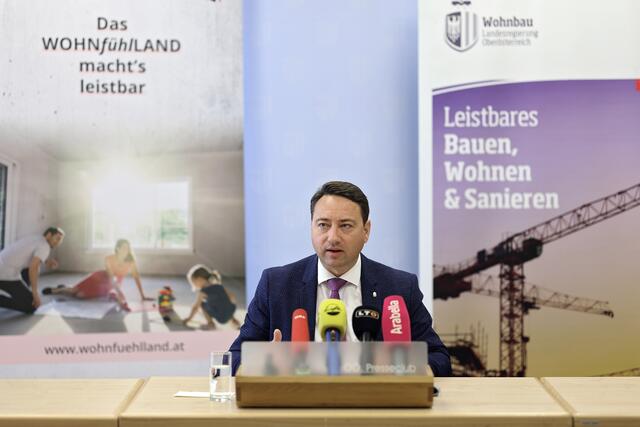 Haimbuchner kritisiert das Wohn- und Baupaket der Bundesregierung und fordert die Abschaffung der KIM-Verordnung.  | Foto: Land OÖ/Daniel Kauder