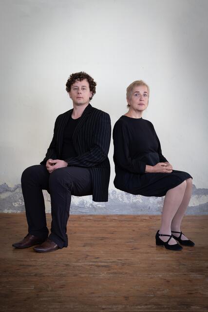 Die Stühle, eine waghalsige und absurde Fahrt durch das Leben zweier Seelen, die eigentlich nur eines im Leben wollen: sich Gehör verschaffen! Aber hört ihnen wirklich jemand zu?   | Foto: Haller Gassenspiele