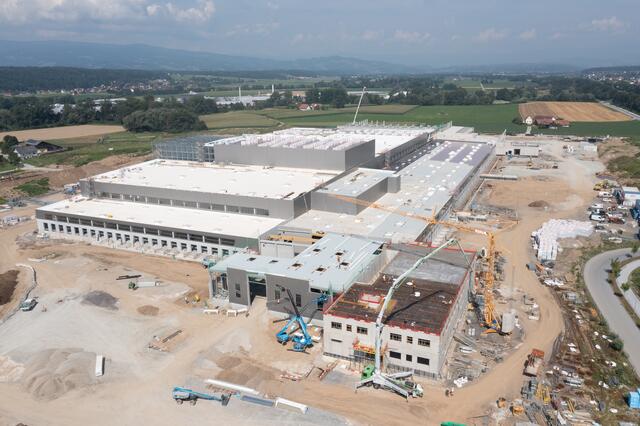 Auf einer Fläche von rund 40.000 Quadratmeter wird in Lieboch das neue Zentrallager von Hofer errichtet. | Foto: Matjaz Krivic