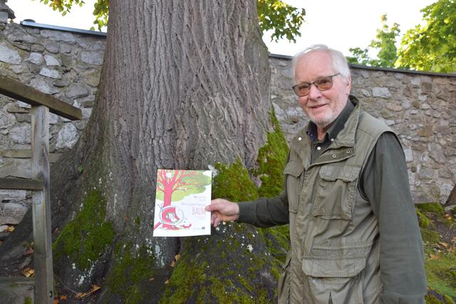 Der Gartenbau- und Forstexperte Peter-Fischer Colbrie aus Scheibbs setzt sich aktiv für den Erhalt alter schattenspendender Bäume ein. | Foto: Roland Mayr
