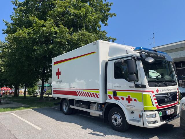 Fahrzeug vom Roten Kreuz | Foto: Julia Glajncer