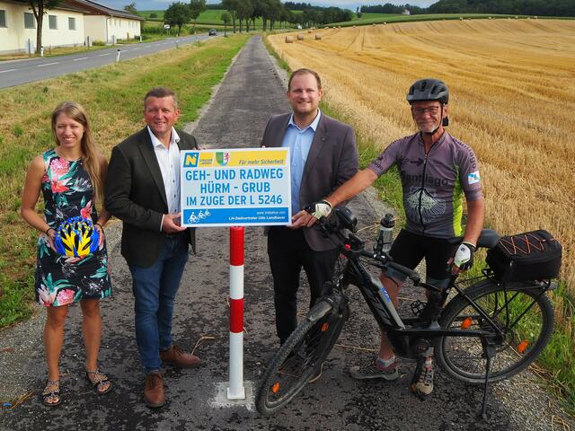 Anna Fink (NÖ Straßendienst), Johannes Zuser (Bgm. von Hürm), LAbg. Richard Punz in Vertretung von LH-Stellvertreter Udo Landbauer, Gerhard Stupka (Sieger Gemeindechallange 2023 Hürm). | Foto: Hahn