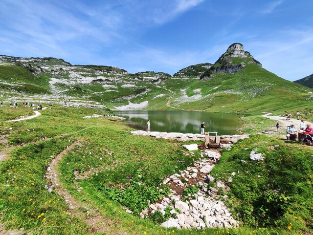 sehr schön liegt der 2,3 ha große Bergsee in einer Mulde... | Foto: I.Wozonig
