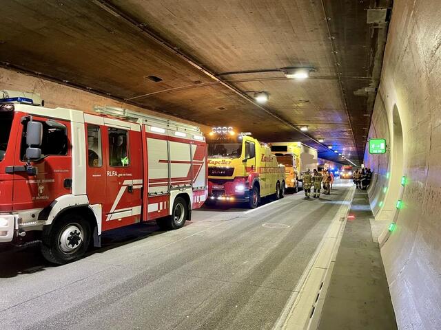 Am 19. Juli 2024 kam es zu einem Lkw Brand im Katschbergtunnel in Fahrt Richtung Villach.
(Verpixelung durch die Redaktion) | Foto: FF St. Michael