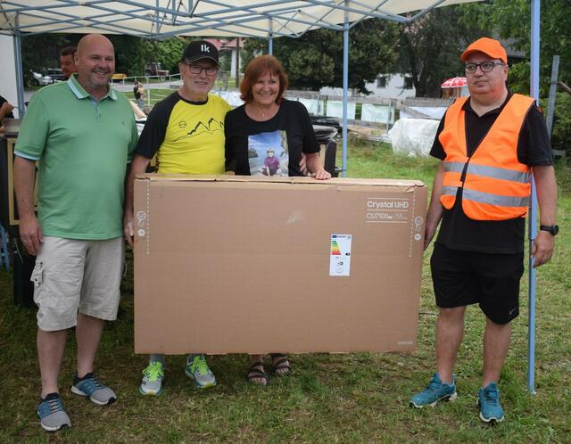 Den Hauptpreis von Elektro Füreder aus St. Veit im Mühlkreis gewann Aurelia Ranetbauer. 
Füreder Harald kam persönlich zum Gratulieren vorbei! | Foto: Verein Herzhaftes Höf