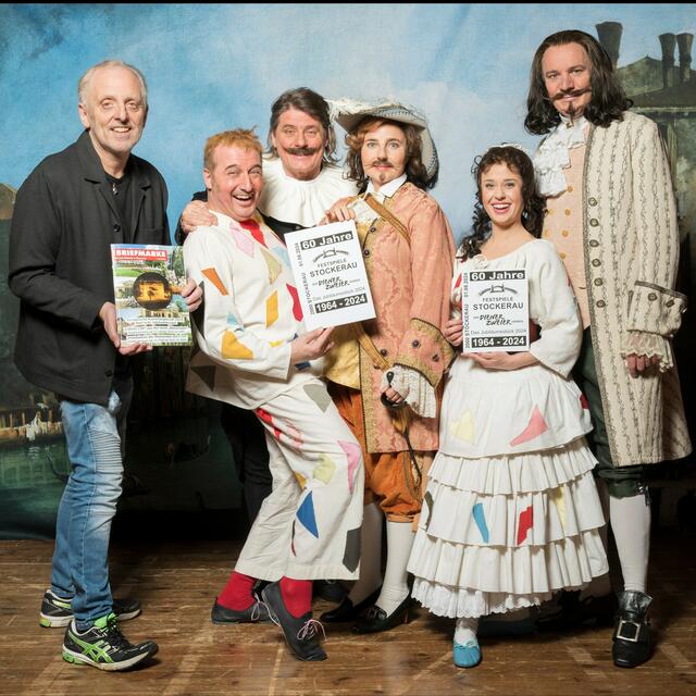 Wolfgang Schneps (li.), der Organisator des Sonderpostamt, mit Christoph Fälbl, Christian Spatzek, Nadja Maleh, Michelle Härle und Peter Edelmann bei der Präsentation des Sonderstempels.        | Foto: Festspiele Stockerau