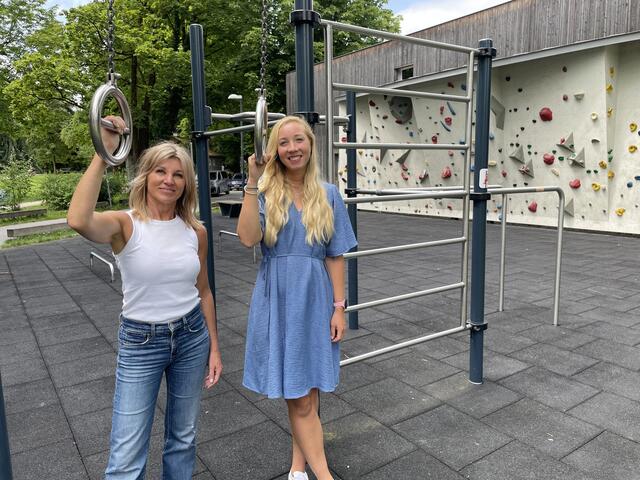 Das Sport-Team der Stadt Salzburg: Sabine Pichler (links) und Julia Zweimüller bei der Calisthenics-Anlage im Volksgarten | Foto: Lisa Gold