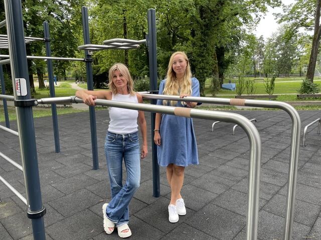 Calisthenics-Anlage im Volksgarten. Im Bild: Julia Zweimüller (rechts) und Sabine Pichler | Foto: Lisa Gold