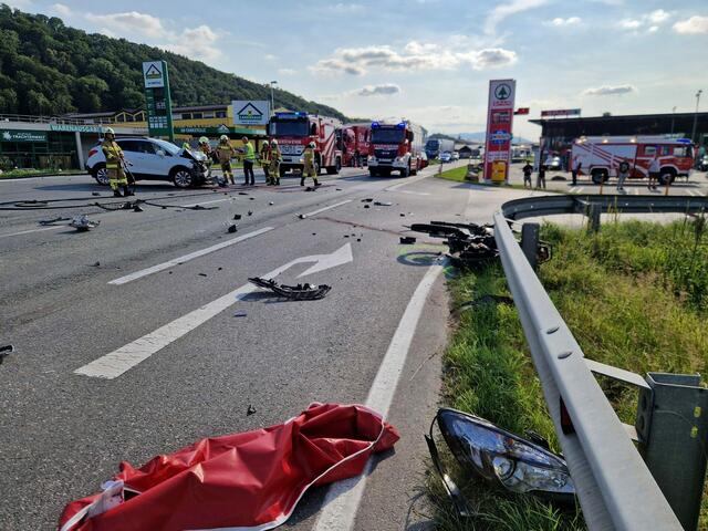 Nach einem Zusammenstoß eines Motorradfahrers mit einem Pkw in Lengfelden, waren die Einsatzkräfte der Salzburger Polizei, der Freiwilligen Feuerwehr Bergheim sowie des Roten Kreuzes im Einsatz. | Foto: Freiwillige Feuerwehr Bergheim