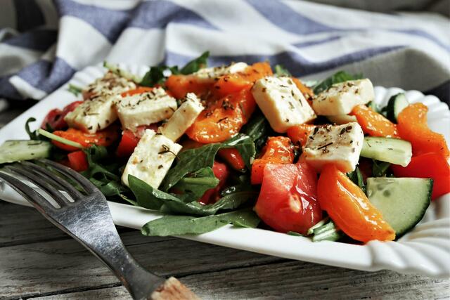 Der etwas andere Salat: Marillensalat mit Ruccola und Feta | Foto: M. Enthammer