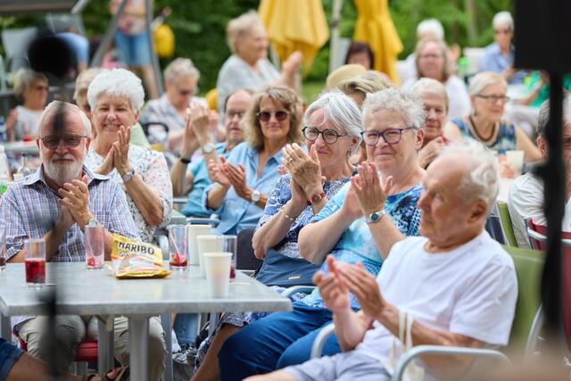 Die Favoritner Seniorinnen und Senioren freuen sich bereits auf die Gartenkonzerte. | Foto: Schedl