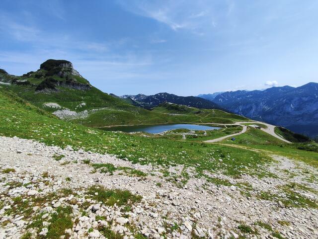 jetzt schaut man schon hinunter zum Augstsee... | Foto: I.Wozonig
