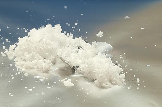 Amorphes Eis, wie es etwa auf interstellarem Staub oder der Oberfläche des Jupitermondes Europa vorkommt. | Foto: Christina M. Tonauer