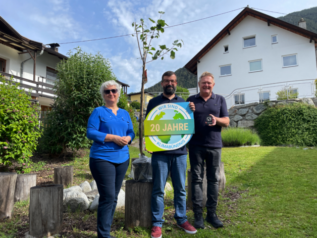 Sonja Gamper vom Klimabündnis überreicht Bgm. Daniel Raffl und Vizebgm. Hubert Fischer einen Baum als Jubiläumsgeschenk. | Foto: Klimabündnis Tirol