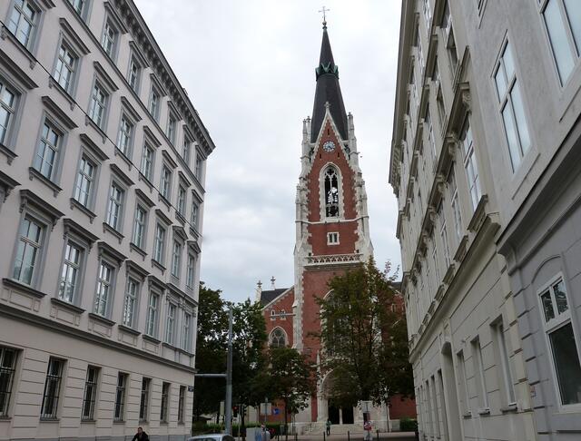 Die St. Elisabeth Kirche am St.-Elisabeth-Platz ist kühl und schön anzusehen. | Foto: Christa Posch