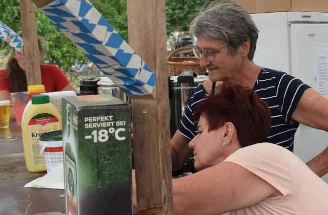 Anni und Gabi wie immer hinter der Schank, hinter der Kamera und auch hinter der Tombolatheke :-) | Foto: Verein Herzhaftes Höf