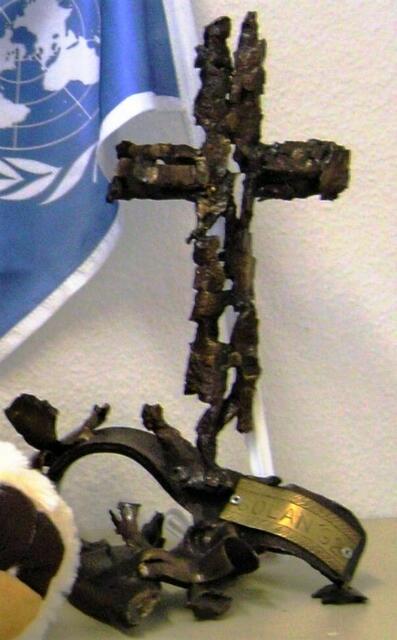 Ein von den Soldaten in Einsatzgebieten traditionell aus Granatensplittern zusammengesetzten überdimensionalen „Splitterkreuz“.  Diese "Splitter" werden nach den Einsätzen als Erinnerungsstücke in die Heimat mitgebracht. | Foto: Peacekeeper/privat