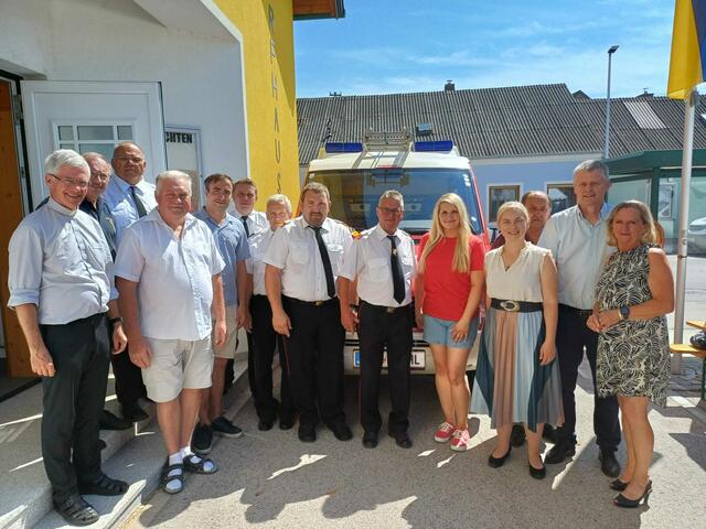 Viele Gratulanten kamen zur Fahrzeugweihe beim Feuerwehrfest Dietersdorf. | Foto: Helfer