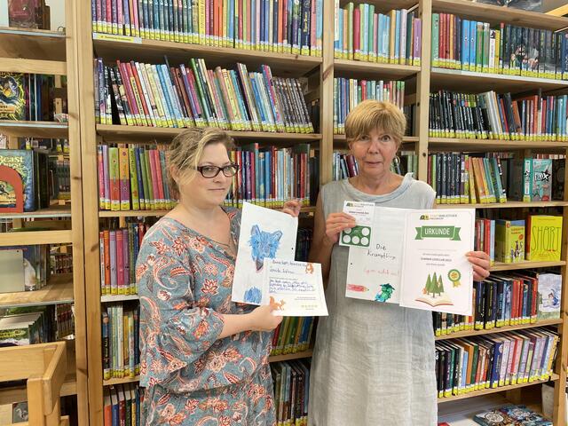 Sonja Lötsch und Eva-Maria Berner zeigen in der Pressbaumer Bibliothek Ausschnitte des letztjährigen Sommer-Leseclubs. | Foto: Nina Taurok
