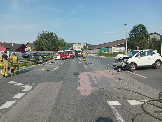 Der PKW-Lenker wurde leicht verletzt, dessen Beifahrerin blieb unverletzt. | Foto: Freiwillige Feuerwehr Bergheim