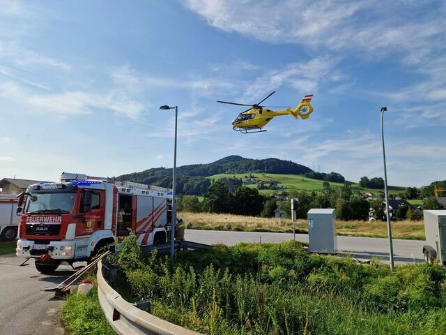  Der Motorradlenker, ein 43-jähriger Salzburger, wurde bei dem Unfall verletzt und mit dem Rettungshubschrauber ins Universitätsklinikum Salzburg geflogen. | Foto: Freiwillige Feuerwehr Bergheim