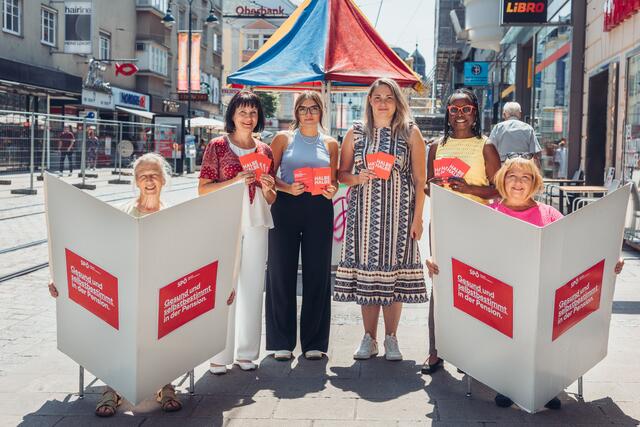 Sabrina Klausberger 3. v. r.), SPÖ-Bezirksfrauenvorsitzende und Spitzenkandidatin der SPÖ Linz-Land zur Nationalratswahl. sowie Renate Heitz (2. v. l.) Landesvorsitzende der SPÖ-Frauen Oberösterreich machen an vorderster Front auf den Equal Pension Day aufmerksam. | Foto: MecGreenie