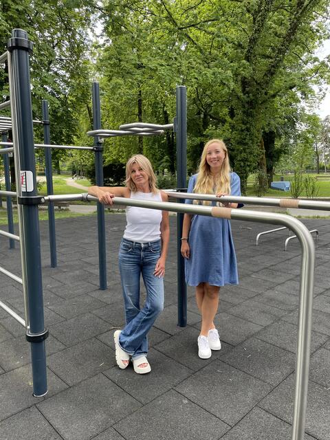 Das Sport-Team der Stadt Salzburg: Sabine Pichler (links) und Julia Zweimüller bei der Calisthenics-Anlage im Volksgarten | Foto: Lisa Gold
