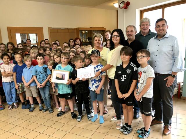 Die Schülerinnen und Schüler der Volksschule Flattendorf überreichten den Scheck an Kirchenausschuss-Obfrau Gerlinde Jeitler. | Foto: zVg
