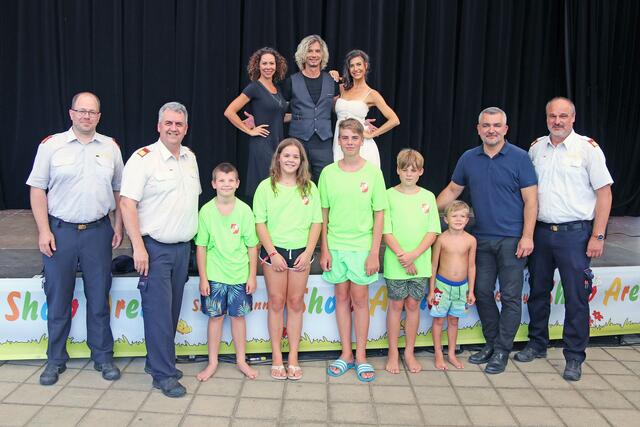 Markus Wessely (Bgld. Landesfeuerwehrverband, Abteilungsleiter „Organisation und Verwaltung), Martin Reidl (2. Landesfeuerwehrkommandant-Stellvertreter), Landesrat Heinrich Dorner und Franz Kropf (Landesfeuerwehr­Kommandant) mit Sven Alexiuss und seinem Team und den „Heroes“ von der Feuerwehrjugend Lackenbach. | Foto: LMS